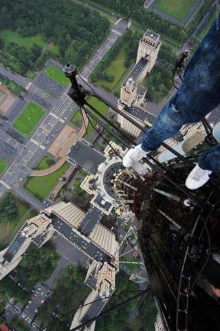 Illustration for article titled The craziest of the Russian city climbers is beyond insane